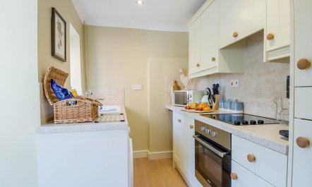 2 Bed in Hanworth 6
