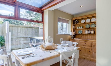 2 Bed in Hanworth 8