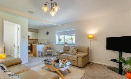 2 Bed in Whitstone 1