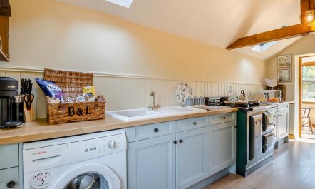 2 Bed in Hanworth 7