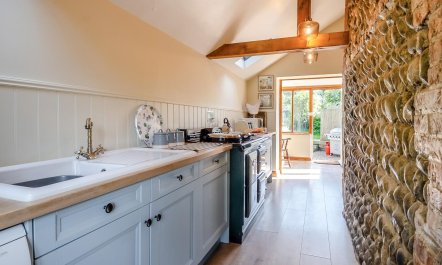 2 Bed in Hanworth 8