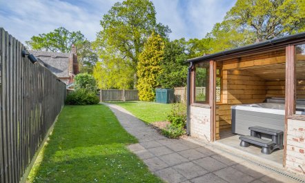 2 Bed in Hanworth 1