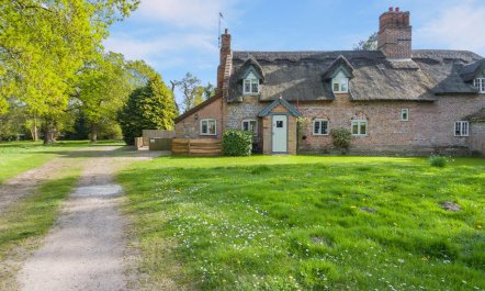 2 Bed in Hanworth 2