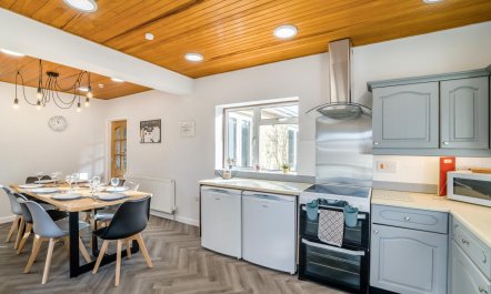 4 Bed in Bath 4