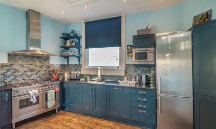 3 Bed in Bath 6