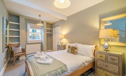 3 Bed in Bath