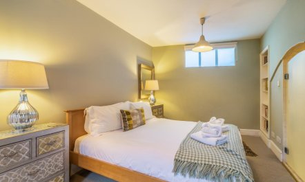3 Bed in Bath 8
