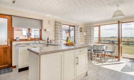 2 Bed in Eccles-on-Sea 3
