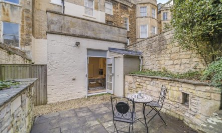 1 Bed in Bath 4