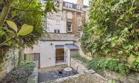 1 Bed in Bath 5