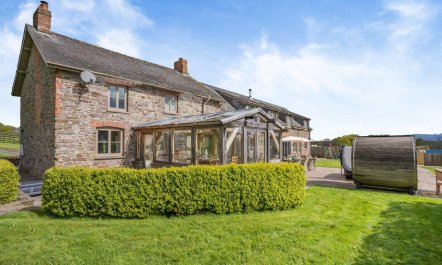 6 Bed in Llanwern