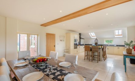 4 Bed in Doddington 2