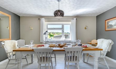 4 Bed in Twitchen 9