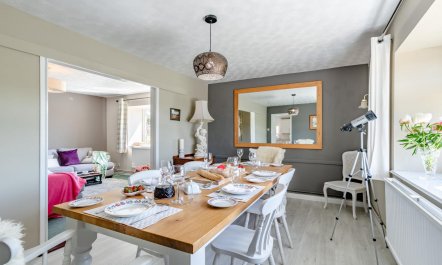 4 Bed in Twitchen 4