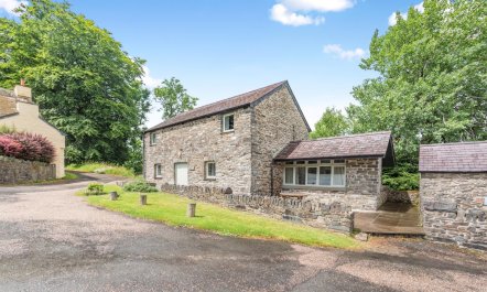 3 Bed in Dihewyd 1