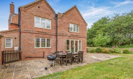 4 Bed in Doddington 0