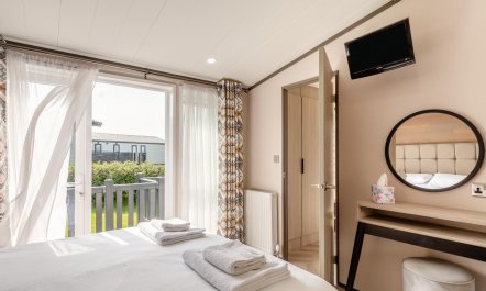 2 Bed in Hendra Croft 8