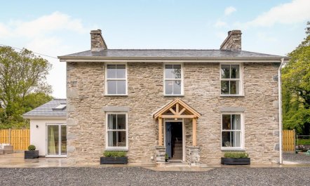 4 Bed in Bryncrug 0