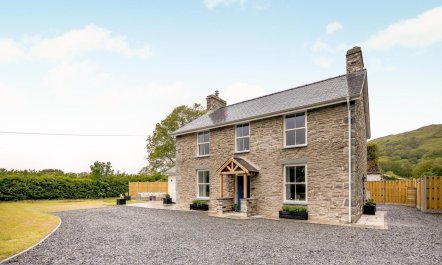 4 Bed in Bryncrug