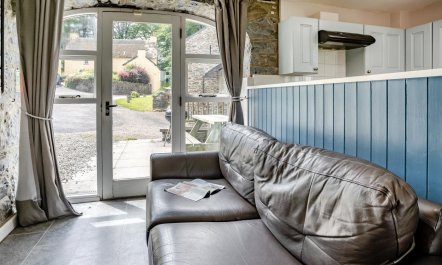 5 Bed in Dihewyd 9