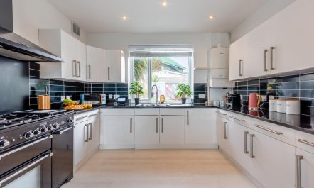 4 Bed in Saltdean 2