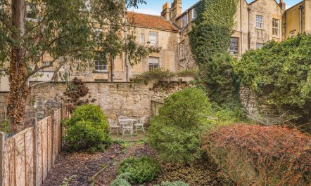 2 Bed in Bath 6