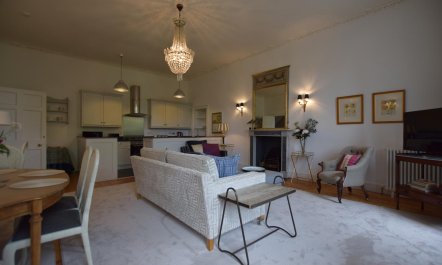 2 Bed in Bath 6