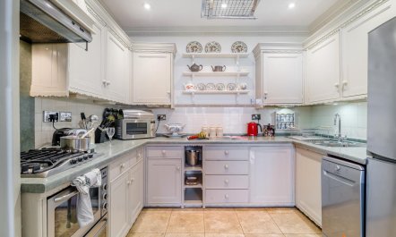 2 Bed in Bath 8