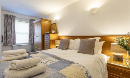 2 Bed in Bath 5