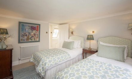 3 Bed in Bath 7
