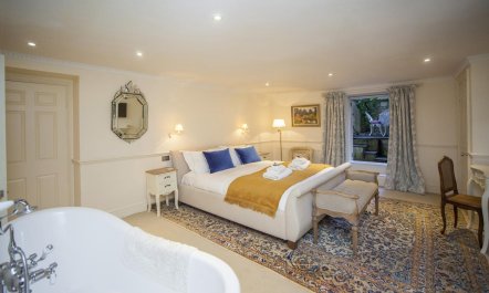 3 Bed in Bath 7