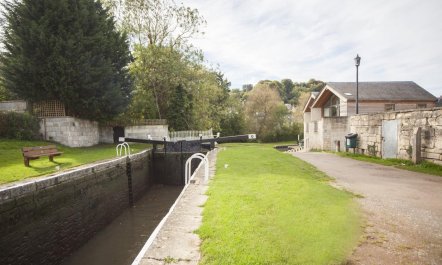 2 Bed in Bath 5
