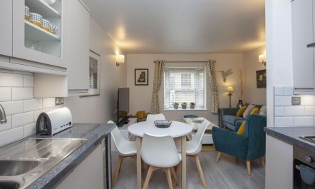 2 Bed in Bath 6
