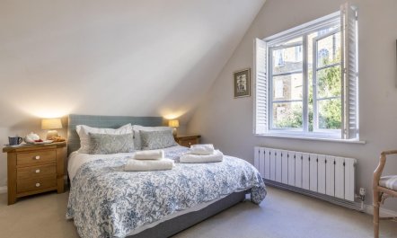 3 Bed in Bath 7