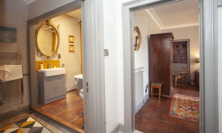 2 Bed in Bath 6