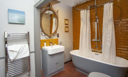 2 Bed in Bath 3