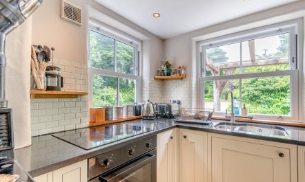 4 Bed in Molleston 9