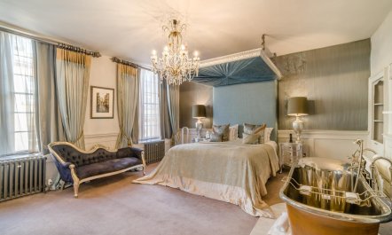 3 Bed in Bath