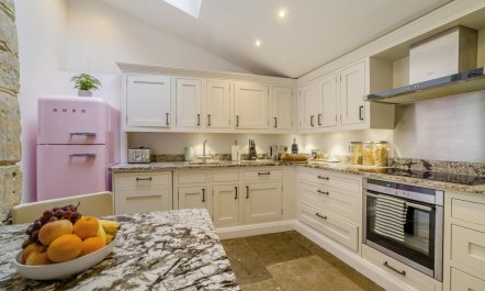 3 Bed in Bath 8
