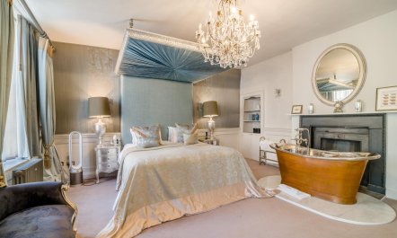 3 Bed in Bath 1