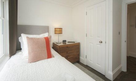 2 Bed in Bath 6