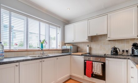 3 Bed in Freshwater East 8
