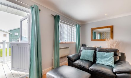 3 Bed in Freshwater East 6