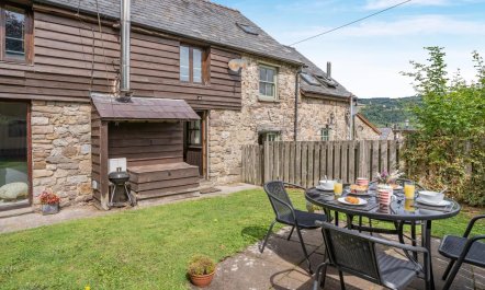 2 Bed in Govilon 1