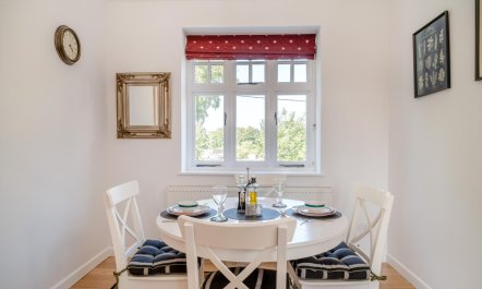 1 Bed in Burleigh 4