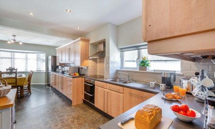 4 Bed in Llanbedrog 2