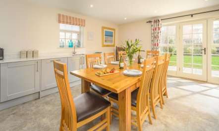 4 Bed in North Sunderland 9