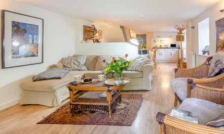 2 Bed in The Hendre 3