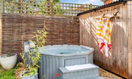 3 Bed in Milford On Sea 1