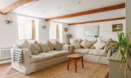 3 Bed in Burton Bradstock 1